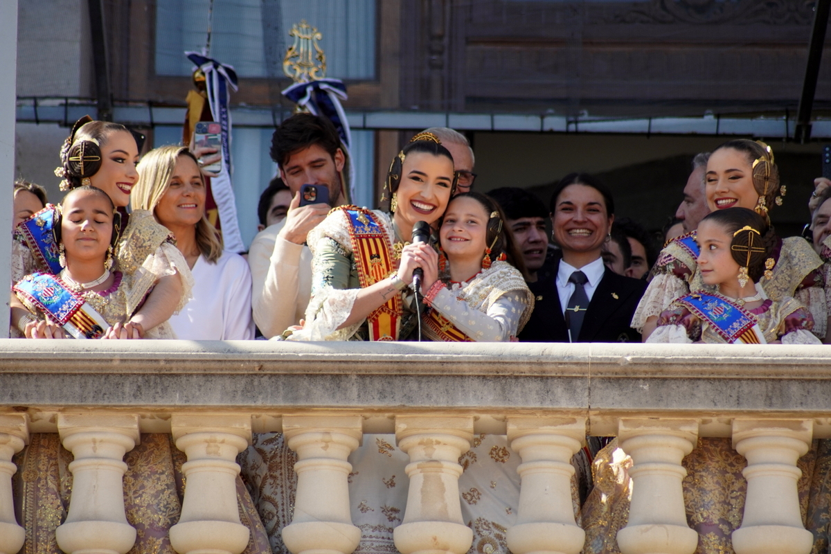 Mujeres vestidas de falleras en la Crida de las Fallas de Valencia 2026