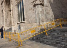 València tanca La Llotja i els monuments de la ciutat per a evitar danys en el patrimoni Vista de La Llotja de València con barreras de seguridad