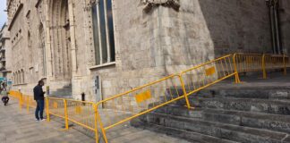 Vista de La Llotja de València con barreras de seguridad