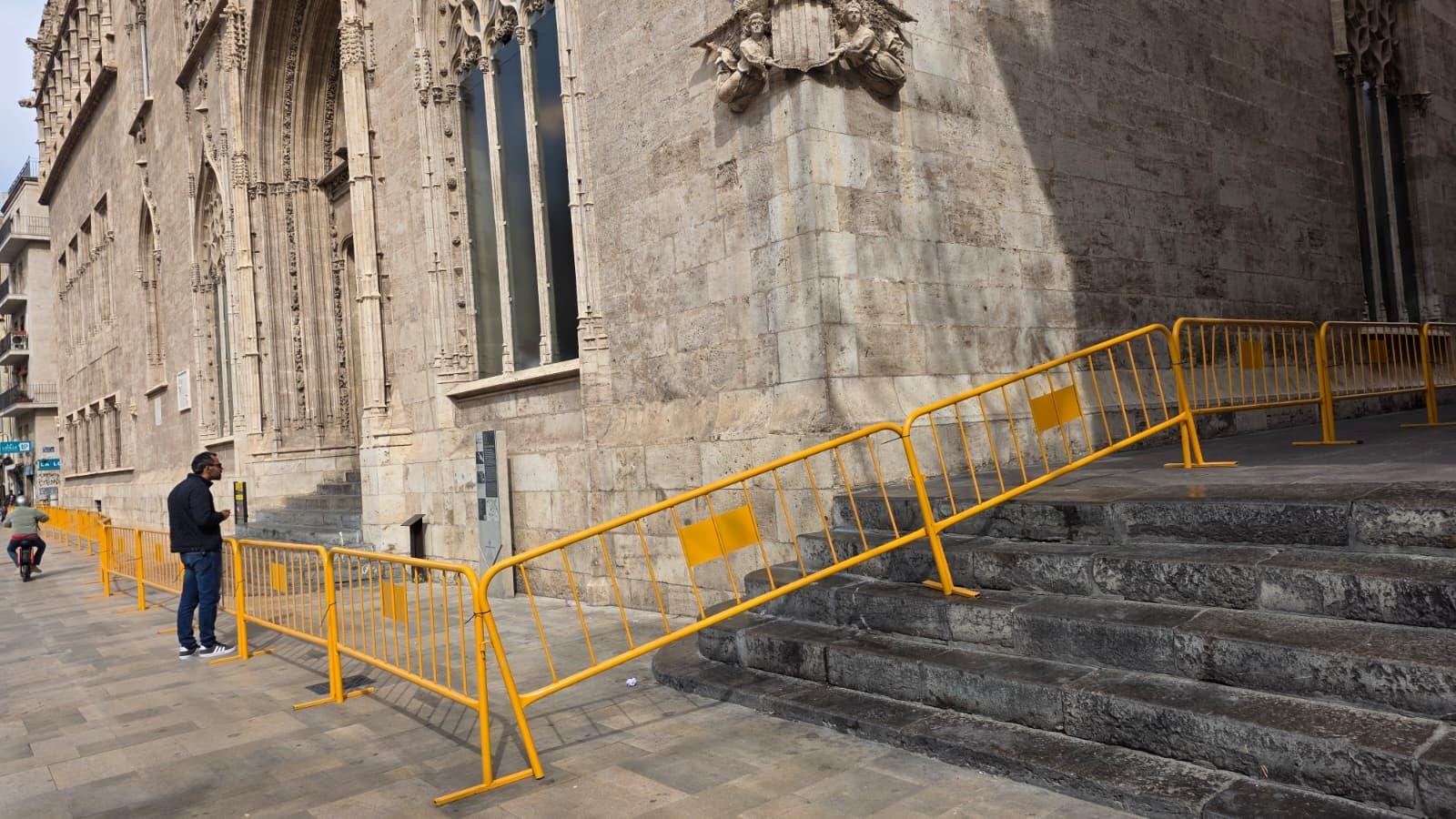 Vista de La Llotja de València con barreras de seguridad