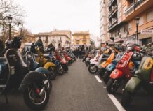 Vespas y Lambrettas alineadas en una calle de València durante Vespalafalla 2026