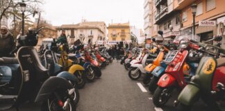 Vespas y Lambrettas alineadas en una calle de València durante Vespalafalla 2026