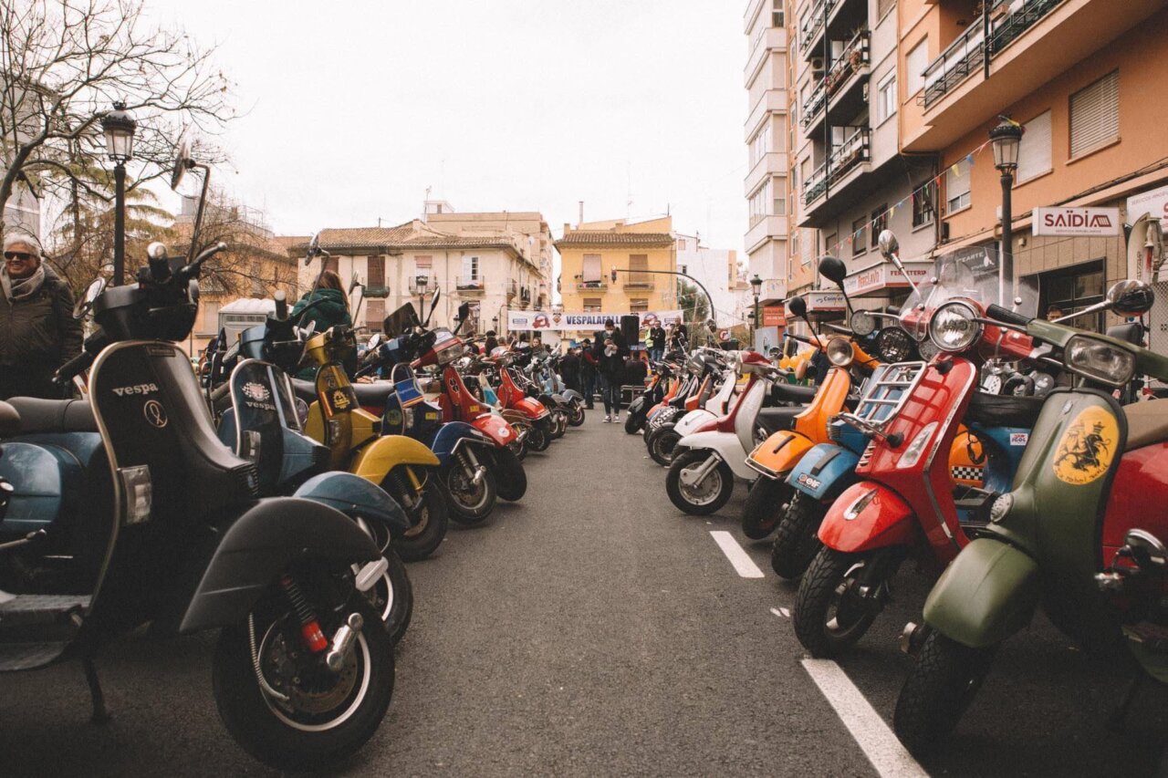 Vespas y Lambrettas alineadas en una calle de València durante Vespalafalla 2026