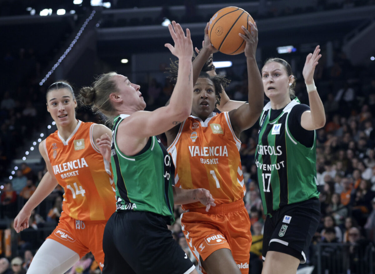 Jugadoras de Valencia Basket compiten en un partido contra Joventut Badalona