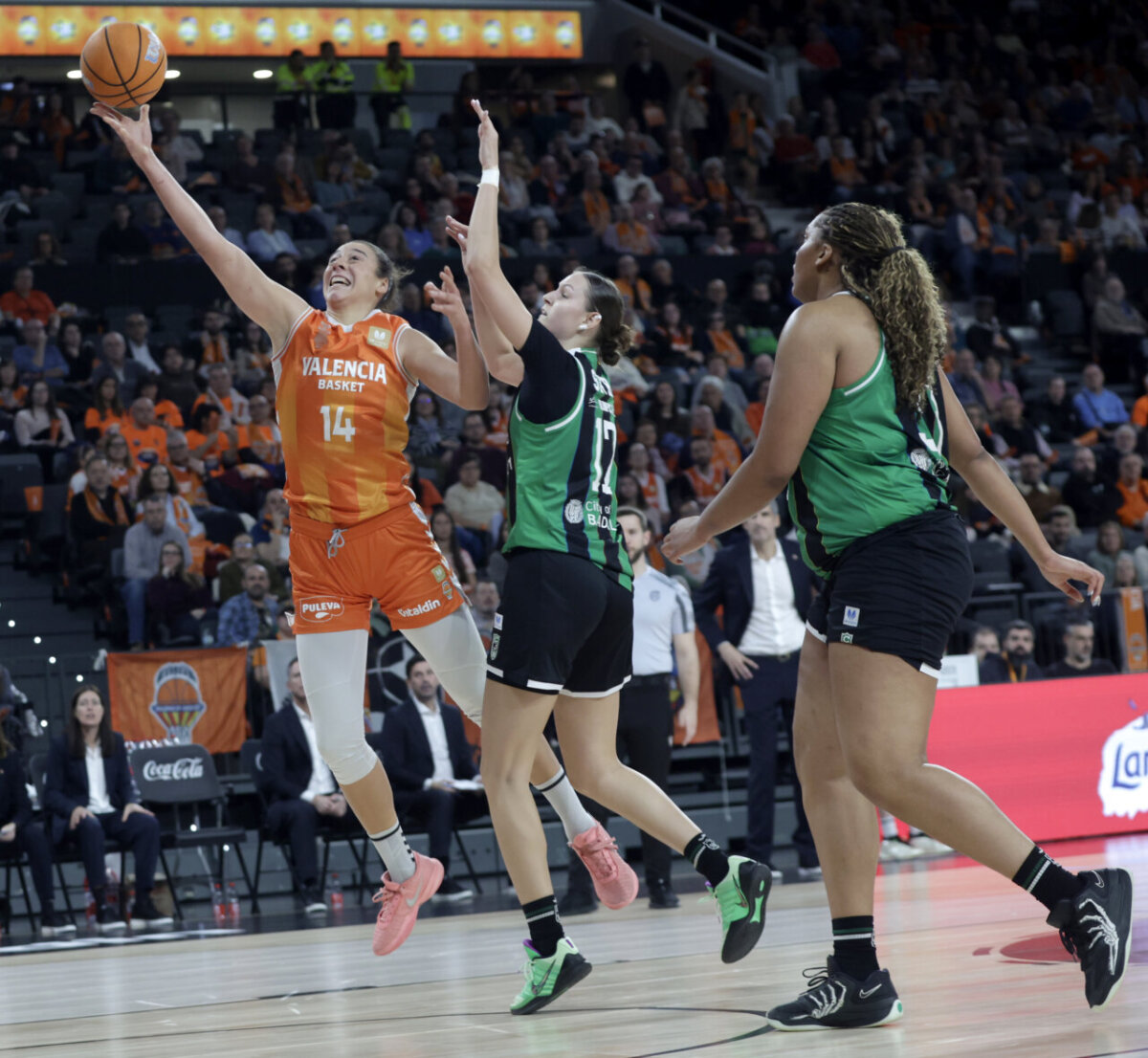Jugadora de Valencia Basket lanzando a canasta durante un partido en el Roig Arena