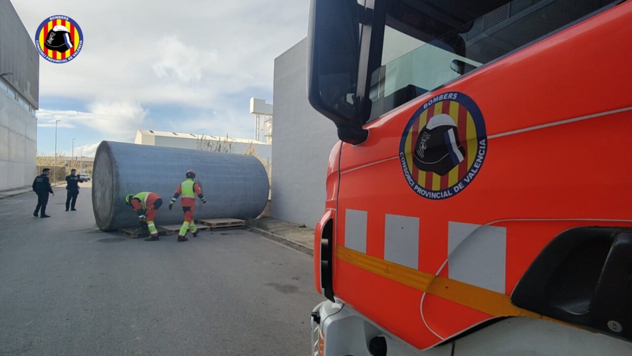 Bomberos trabajando en la recuperación de un silo caído por el viento