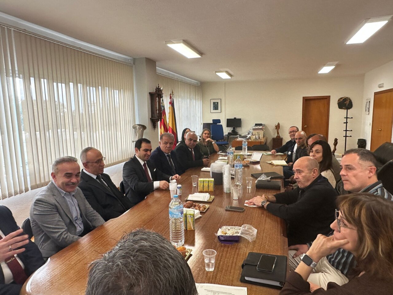 Reunión de delegación internacional en Picassent sobre innovación social y educativa.