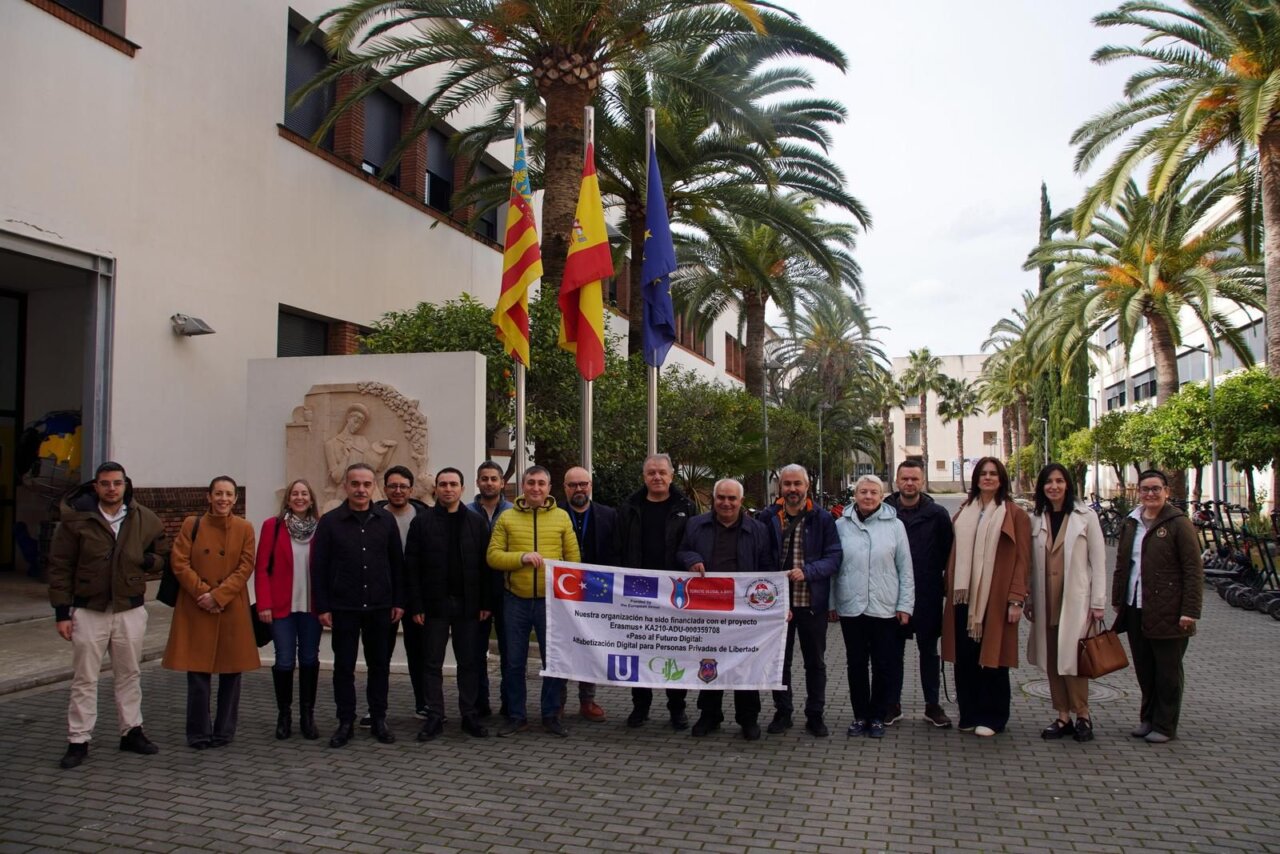 Delegación internacional en Picassent con bandera del proyecto DigiStep