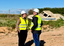 El alcalde y la secretaria de Estado en la acequia de Paiporta