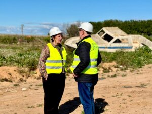 El alcalde y la secretaria de Estado en la acequia de Paiporta