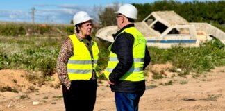 El alcalde y la secretaria de Estado en la acequia de Paiporta