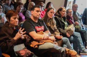 Asistentes a una reunión sobre la tragedia de la dana en Les Corts