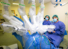 Médicos junto a un robot quirúrgico Da Vinci en un quirófano