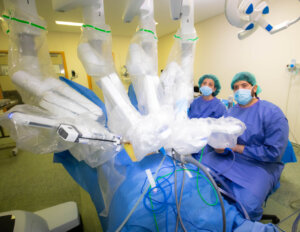 Médicos junto a un robot quirúrgico Da Vinci en un quirófano