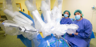 Médicos junto a un robot quirúrgico Da Vinci en un quirófano