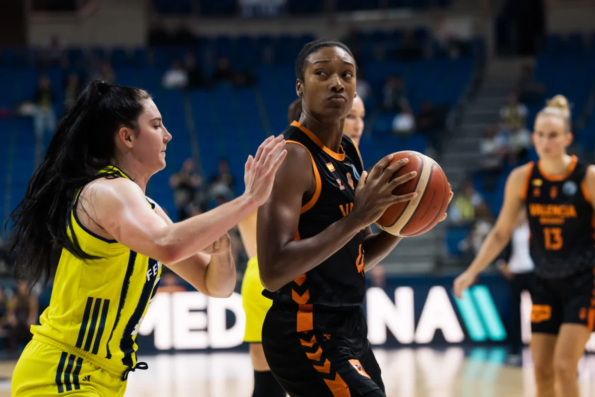 Kayla Alexander con balón en un partido de baloncesto con Valencia Basket