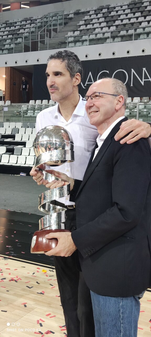 Jugadores de Valencia Basket celebrando con el trofeo de la Copa de la Reina