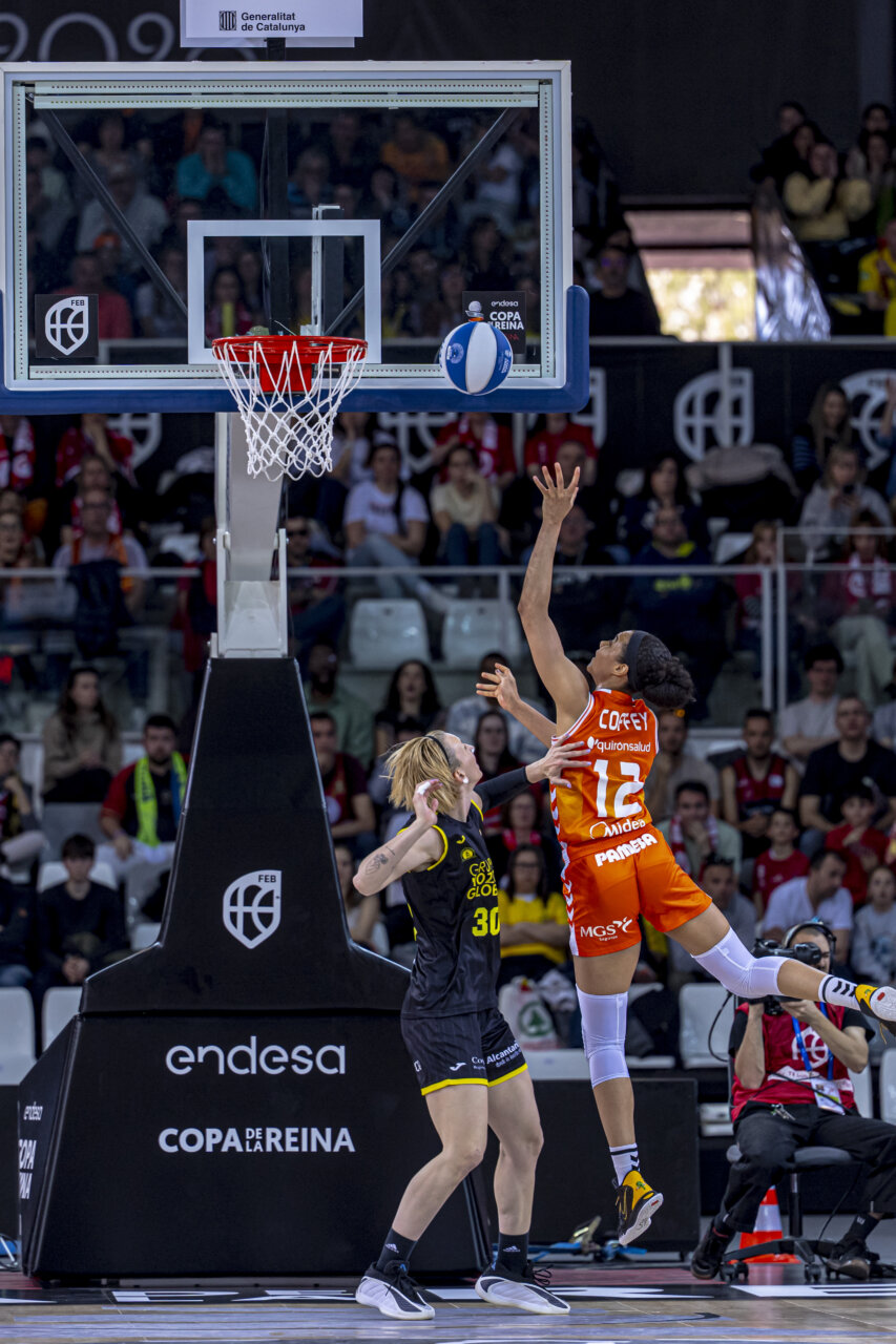 Jugadora del Valencia Basket en acción durante la Copa de la Reina 2026