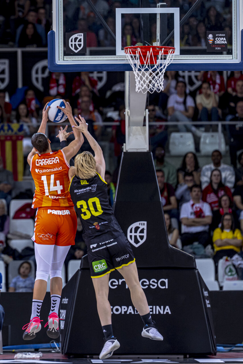 Jugadora del Valencia Basket lanzando a canasta durante la Copa de la Reina 2026