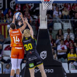 Jugadora del Valencia Basket lanzando a canasta durante la Copa de la Reina 2026