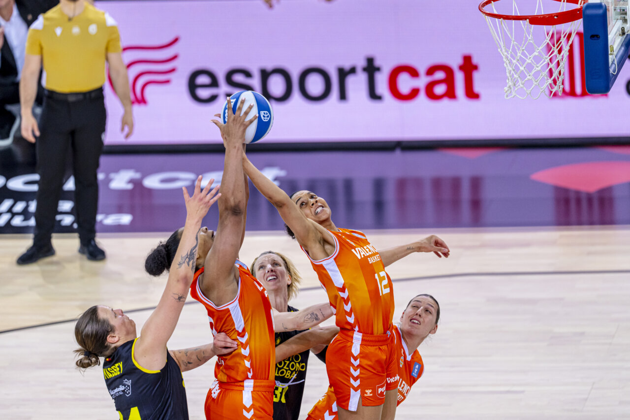Jugadoras de Valencia Basket compitiendo en la Copa de la Reina 2026.