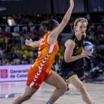 Jugadoras de baloncesto en acción durante la Copa de la Reina 2026.