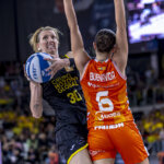 Jugadora de Valencia Basket en acción durante la Copa de la Reina 2026.