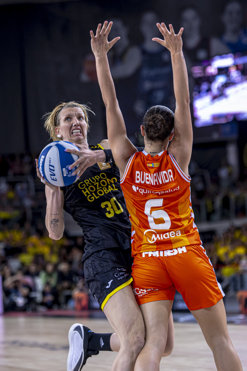 Jugadora de Valencia Basket en acción durante la Copa de la Reina 2026.