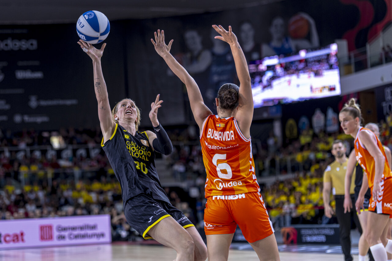 Jugadora del Valencia Basket lanzando el balón durante la Copa de la Reina 2026.