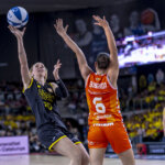 Jugadora de baloncesto lanzando el balón en la Copa de la Reina 2026