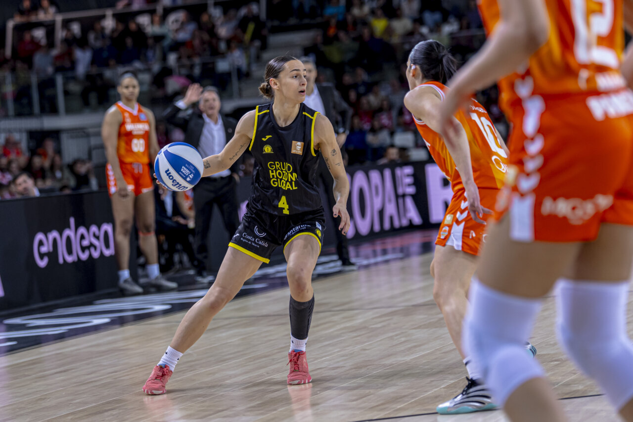 Jugadora de Valencia Basket en acción durante la Copa de la Reina 2026
