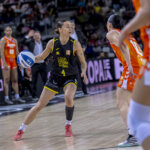 Jugadora del Valencia Basket femenino en acción durante la Copa de la Reina 2026