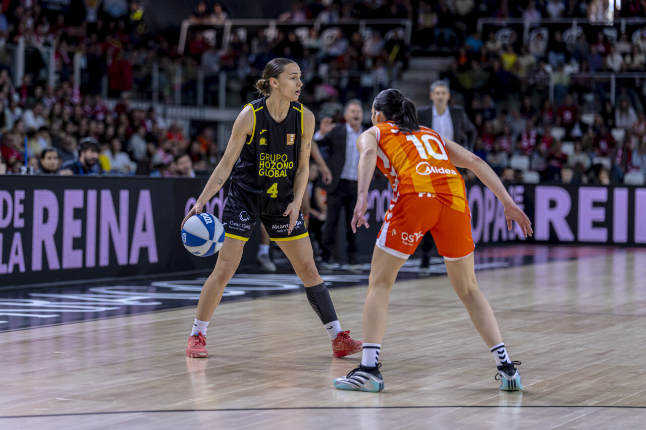 Jugadoras de Valencia Basket en la Copa de la Reina 2026 durante un partido emocionante.