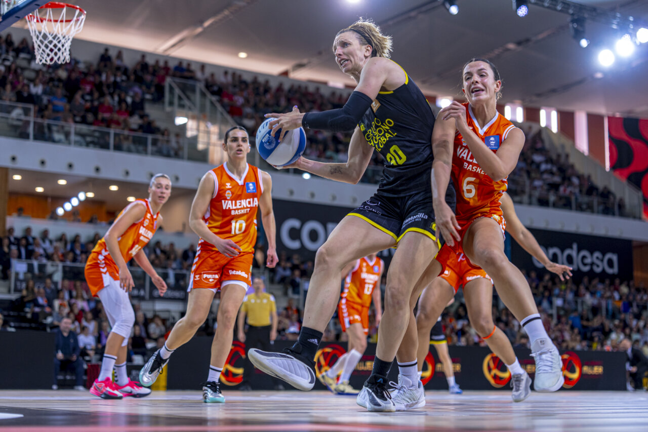 Jugadoras de Valencia Basket compitiendo en la Copa de la Reina 2026.