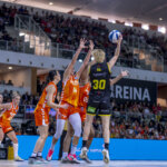 Jugadora del Valencia Basket lanzando el balón en la Copa de la Reina 2026