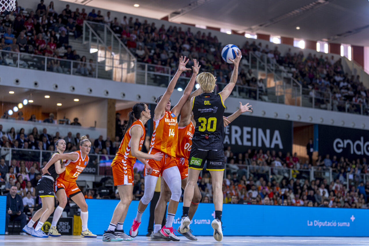 Jugadoras de Valencia Basket en acción durante la Copa de la Reina 2026
