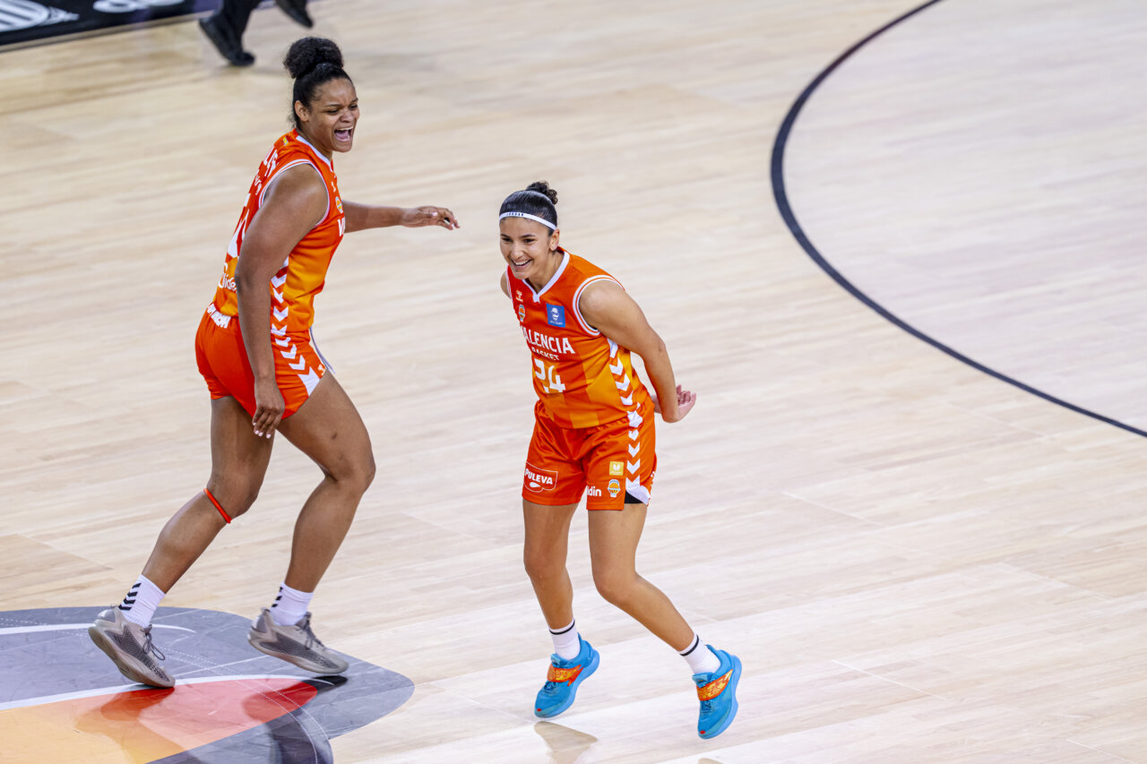 Jugadoras del Valencia Basket celebrando en la cancha tras ganar la Copa de la Reina 2026