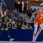 Jugadoras de Valencia Basket en la Copa de la Reina 2026 durante un partido emocionante.