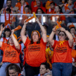 Aficionados del Valencia Basket celebrando la victoria en la Copa de la Reina 2026.