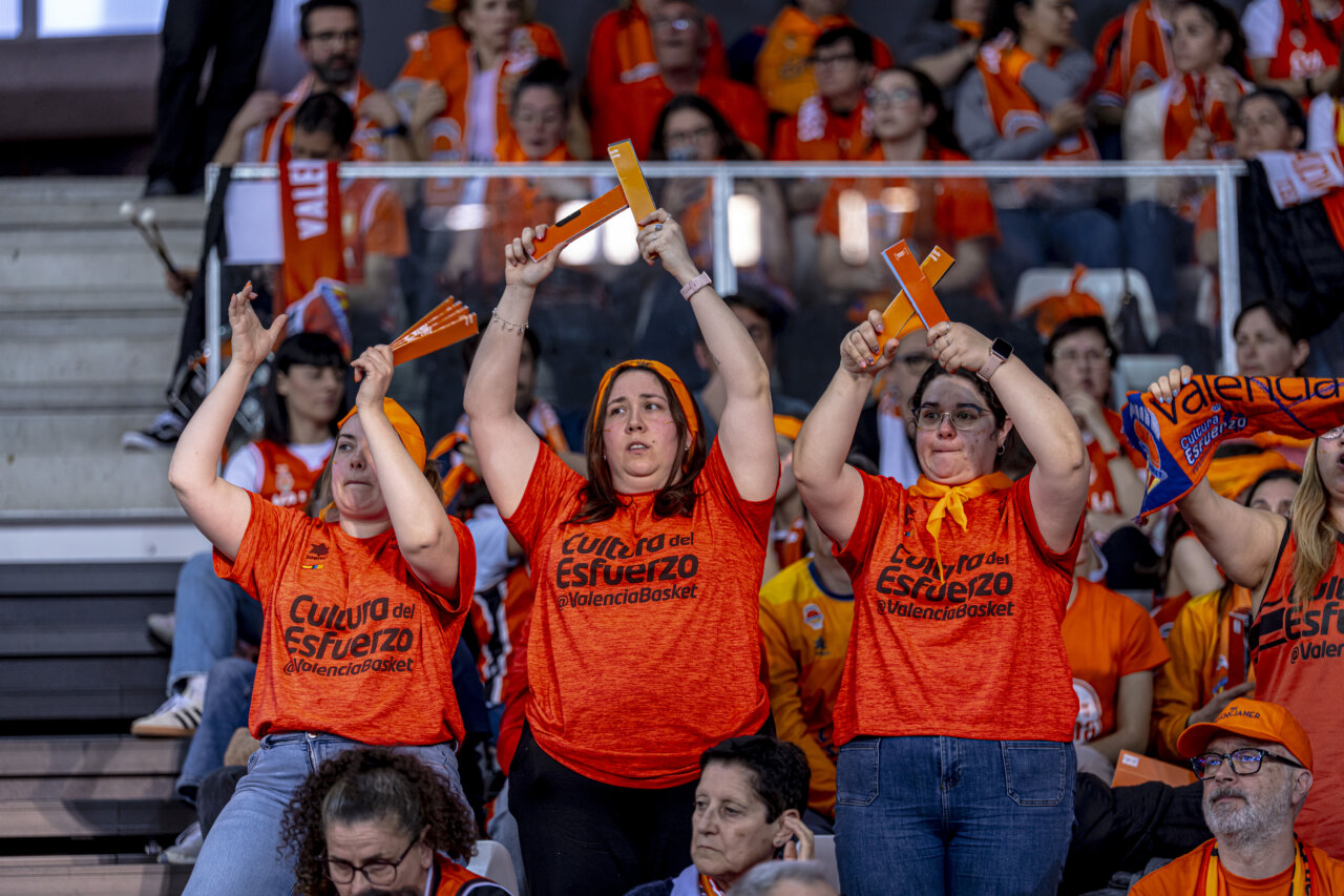 Aficionados del Valencia Basket celebrando la victoria en la Copa de la Reina 2026.