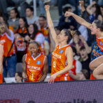 Jugadoras de Valencia Basket celebran su victoria en la Copa de la Reina 2026.
