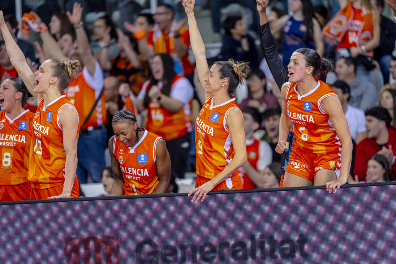Jugadoras del Valencia Basket celebrando su victoria en la Copa de la Reina 2026.