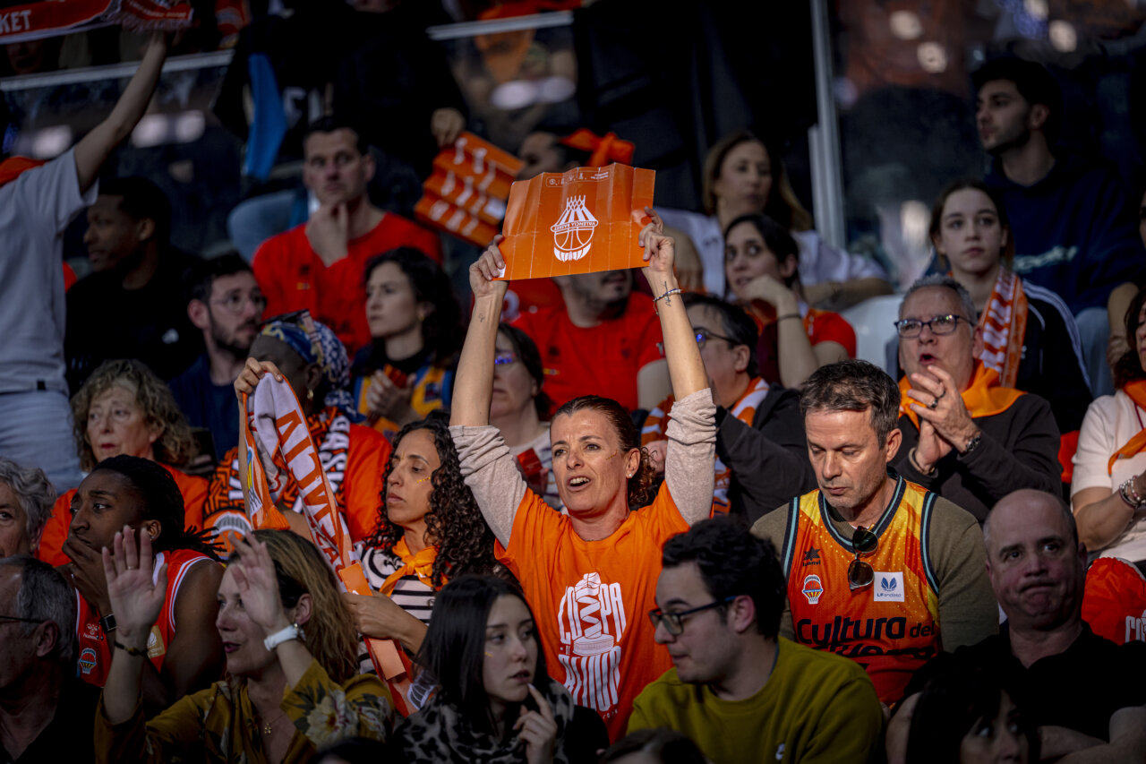 Aficionados del Valencia Basket celebran la victoria en la Copa de la Reina 2026.