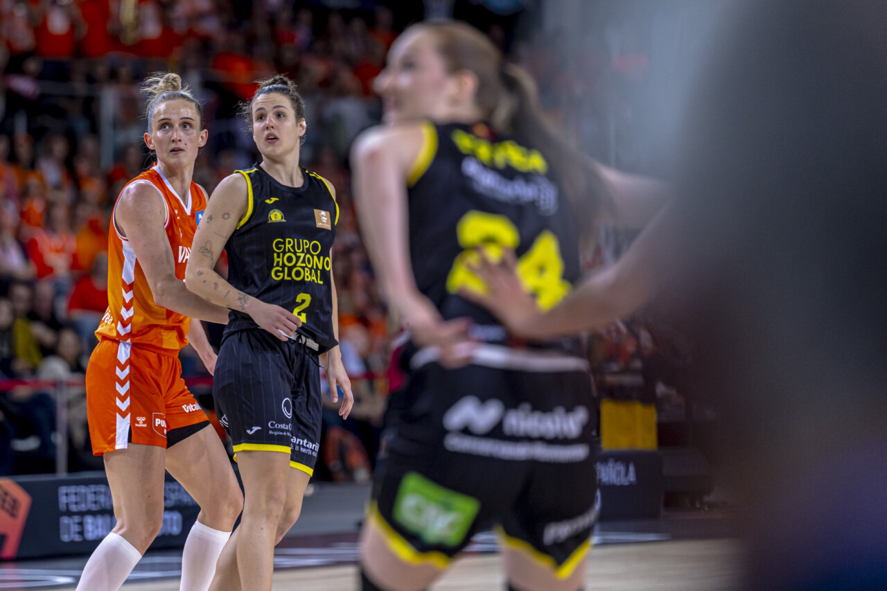 Jugadoras de Valencia Basket en la final de la Copa de la Reina 2026.