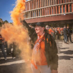 Celebración de aficionada del Valencia Basket con humo naranja
