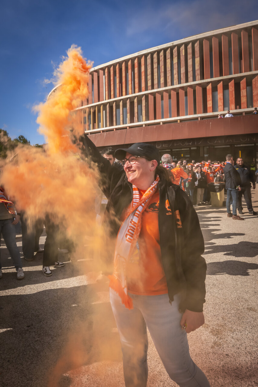 Celebración de aficionada del Valencia Basket con humo naranja