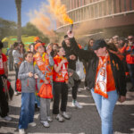 Aficionados del Valencia Basket celebran con humo naranja en la Copa de la Reina 2026.