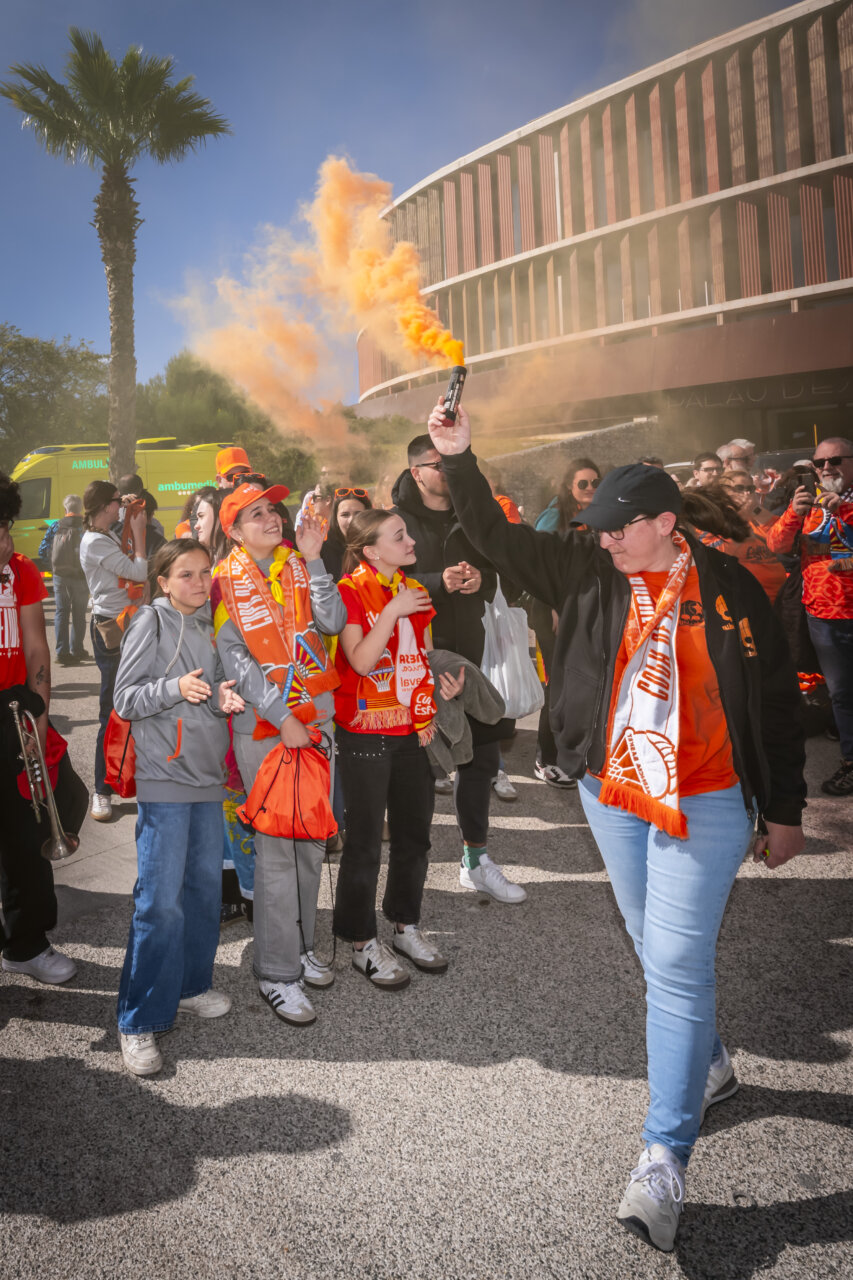 Celebración de las campeonas del Valencia Basket femenino con humo naranja