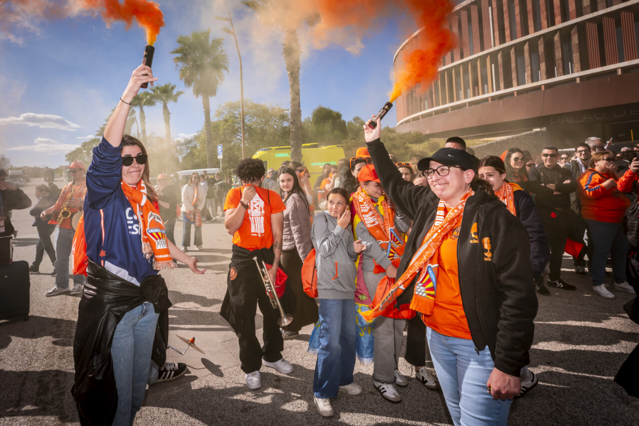 Celebración de la victoria del Valencia Basket femenino con humo naranja