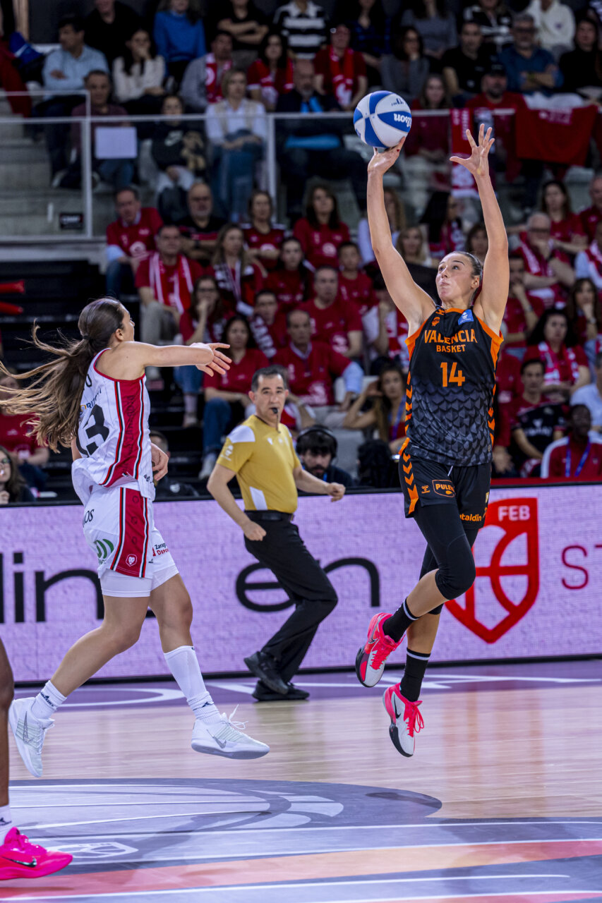Jugadora de Valencia Basket lanzando el balón durante la semifinal